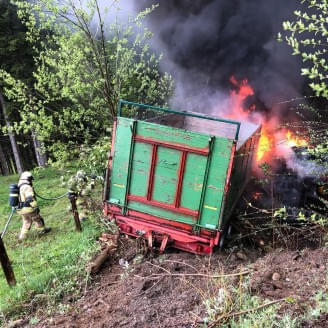 Traktorbrand-und-absturz-in-Aschau