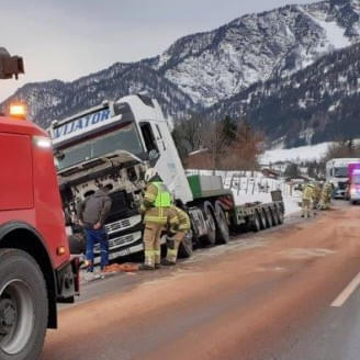 VU-LKW-gegen-PKW-in-Waidring